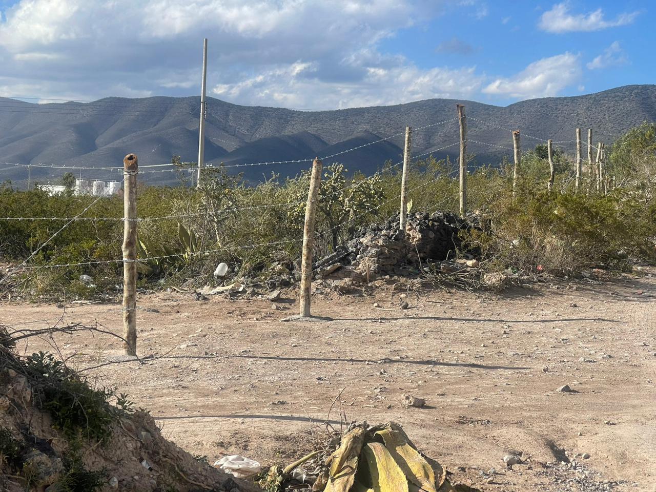 Instalación de alambre de púas en terreno