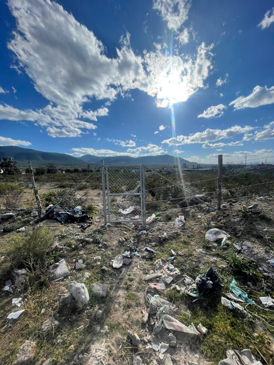 Instalación de alambre de púas en terreno