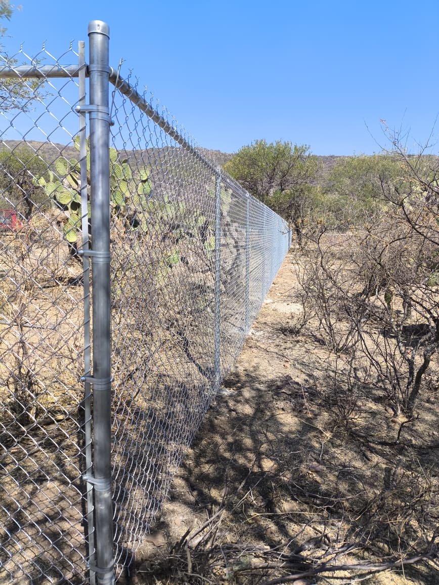Instalación de malla ciclónica en obra