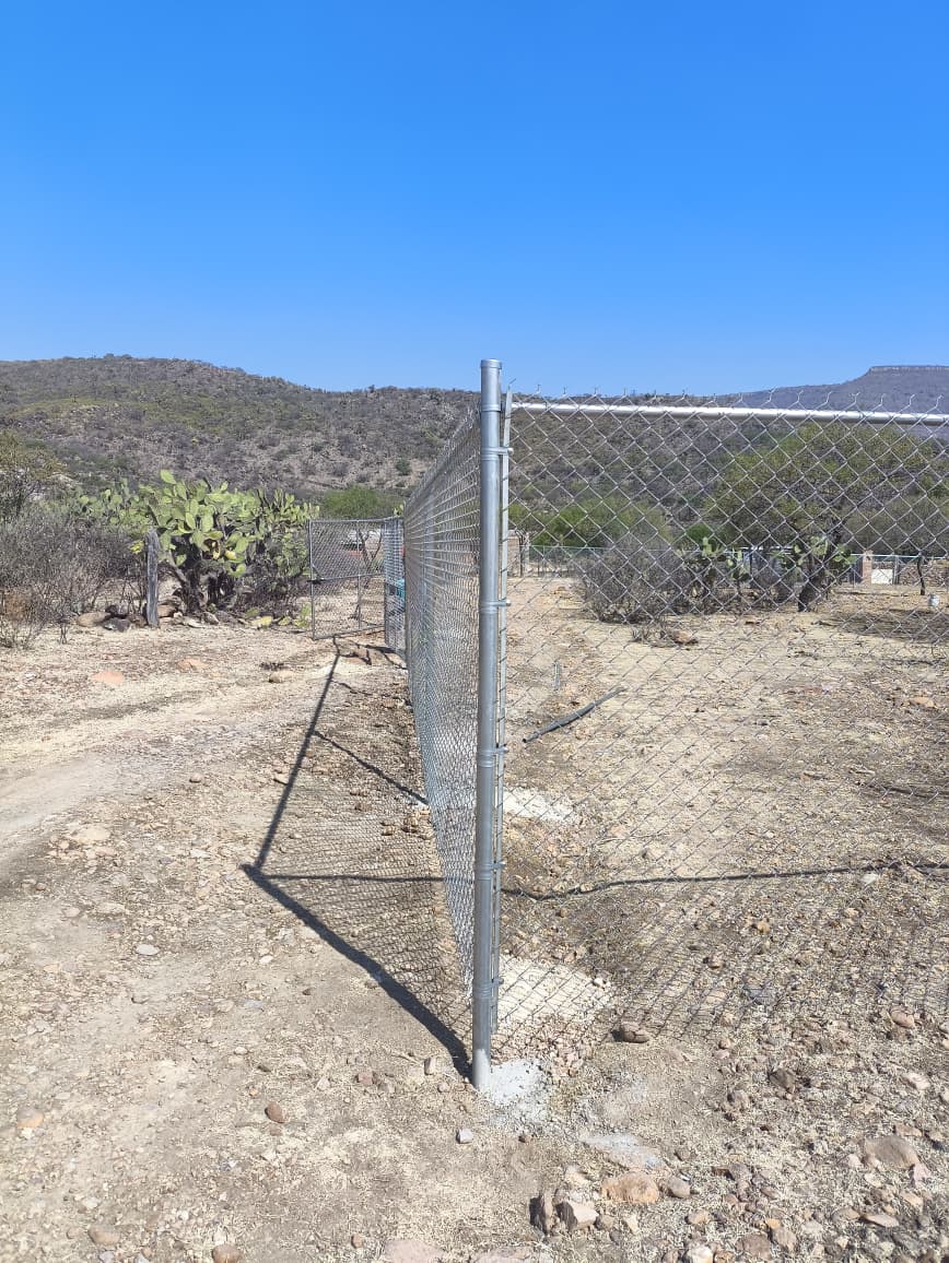 Instalación de malla ciclónica en obra