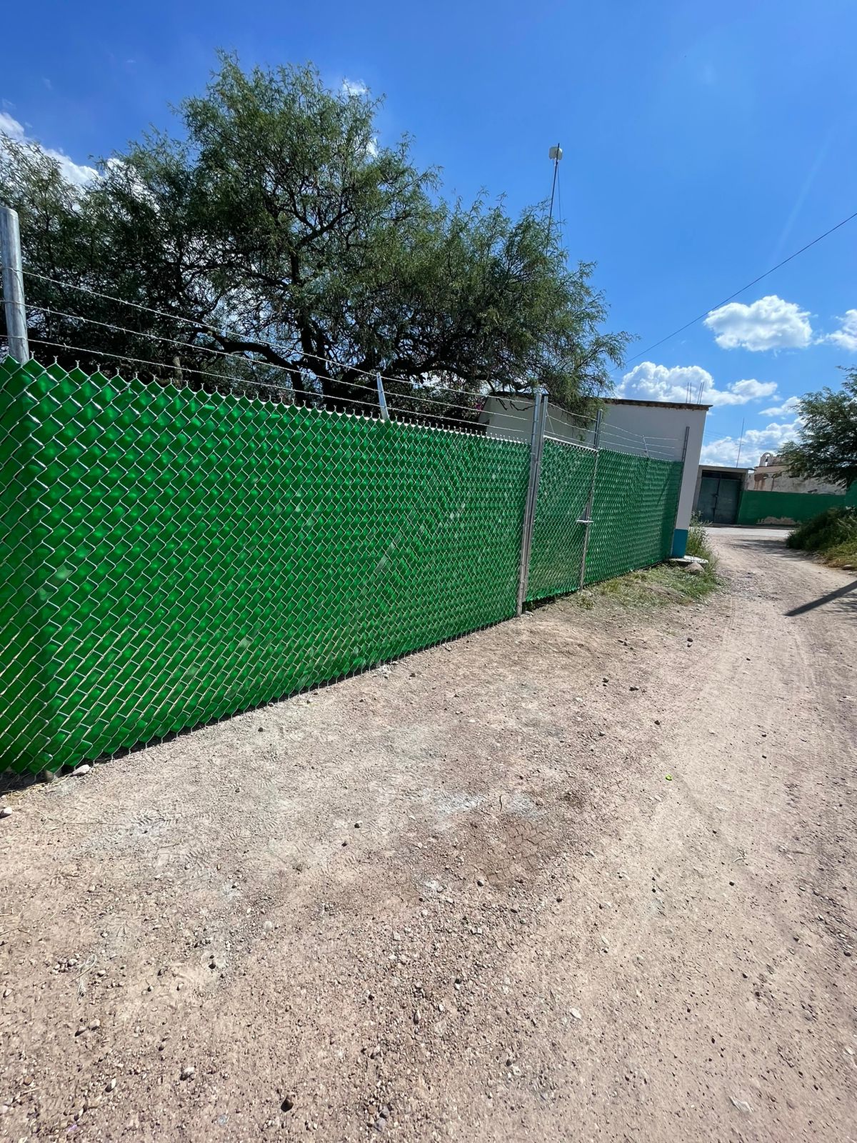 Cinta de privacidad en malla ciclónica